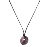 Collier composé d'un cordon en coton ciré de couleur noir et d'un pendentif rond en pierre d'imitation améthyste. Fermoir mousqueton en métal argenté avec 5 cm de rallonge.