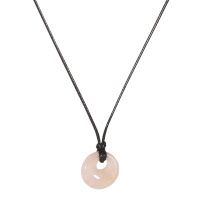 Collier composé d'un cordon en coton ciré de couleur noir et d'un pendentif rond en pierre de couleur blanche. Fermoir mousqueton en métal argenté avec 5 cm de rallonge.