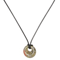 Collier composé d'un cordon en coton ciré de couleur noir et d'un pendentif rond en pierre d'imitation unakite. Fermoir mousqueton en métal argenté avec 5 cm de rallonge.