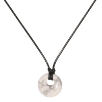 Collier composé d'un cordon en coton ciré de couleur noir et d'un pendentif rond en pierre d'imitation howlite. Fermoir mousqueton en métal argenté avec 5 cm de rallonge.