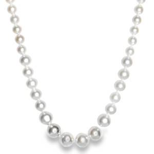 Ce collier est une pièce d'une élégance intemporelle, alliant classicisme et raffinement. Il s'agit d'un collier de perles d'imitation de haute qualité, montées en une seule rangée. La particularité de ce modèle réside dans sa structure graduée. Les perles les plus volumineuses sont disposées au centre du collier, tandis que leur diamètre diminue progressivement en remontant vers le fermoir. Cette disposition attire naturellement le regard vers le décolleté.