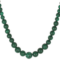 collier composé d'un cordon avec perles boules en pierre d'imitation malachite. Fermoir mousqueton en acier argenté.