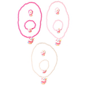 Parure fantaisie pour enfants composée d'un collier élastique de perles roses ou blanches avec un pendentif en forme de licorne, d'un bracelet élastique de perles roses ou blanches avec un pendentif en forme de licorne, ainsi qu'une bague élastique de perles roses ou blanches avec un pendentif en forme de licorne. 3 coloris différents. Votre préférence en commentaire. Vendu par parure.