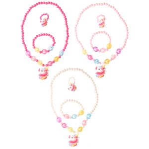 Parure fantaisie pour enfants composée d'un collier élastique de perles roses ou blanches et de perles multicolores avec un pendentif en forme de licorne, d'un bracelet élastique de perles roses ou blanches et de perles multicolores, ainsi qu'une bague élastique de perles roses ou blanches avec un pendentif en forme de licorne. 3 coloris différents. Votre préférence en commentaire. Vendu par parure.