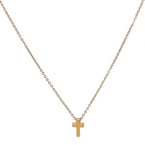 Collier composé d'une chaîne et d'un pendentif en forme de croix en acier doré.