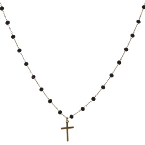 Collier composé d'une chaîne en acier doré, de perles de couleur noire et d'un pendentif en forme de croix en acier doré. Fermoir mousqueton avec 5 cm de rallonge.