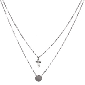 Collier double rangs composé d'une chaîne de 40 cm de long en acier argenté avec une croix pavée de strass, ainsi qu'une chaîne de 44 cm de long avec une pastille ronde lisse en acier argenté. Fermoir mousqueton avec 5 cm de rallonge.