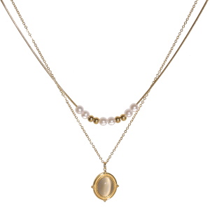 Collier double rangs composé d'une chaîne de 40 cm de long avec perles en acier doré et perles d'imitation, ainsi qu'une chaîne de 42 cm de long en acier doré avec une pendentif ovale surmonté d'un cabochon en cristal blanc. Fermoir mousqueton avec 5 cm de rallonge.