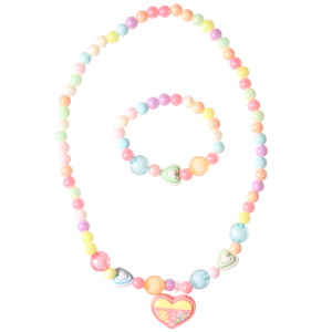 Parure fantaisie pour enfants composée d'un collier élastique de perles multicolores et d'un pendentif cœur, ainsi qu'un bracelet élastique de perles multicolores.