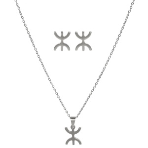Parure composée d'un collier avec un pendentif croix berbère en acier argenté et d'une paire de boucles d'oreilles croix berbère en acier argenté. Fermoir mousqueton avec 5 cm de rallonge.