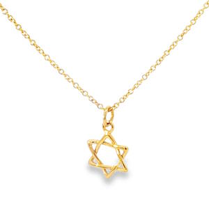 Ce délicat collier en acier doré est orné d'un pendentif en forme d'une étoile de David (Maguen David) ajourée. Un bijou raffiné, symbole de foi et d'élégance discrète, parfait pour compléter une tenue avec une touche spirituelle. Fermoir avec anneau de rappel à 40 et 43 cm. 