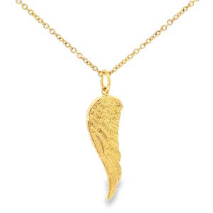 Ce délicat collier chaîne en acier doré est rehaussé d'un pendentif unique en forme d'aile d'ange. Le pendentif présente des détails artistiques gravés, ajoutant une touche de sophistication à cette pièce intemporelle. Un bijou élégant pour sublimer votre style quotidien avec une touche de grâce et de légèreté. Fermoir avec anneau de rappel à 46, 49 et 52 cm. 