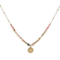 Collier composé d'une chaîne avec perles cylindriques en acier doré, de perles rouges et multicolores et d'un pendentif rond au motif de rayons en acier doré. Fermoir mousqueton avec 5 cm de rallonge.
