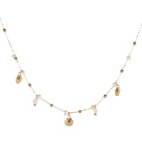 Collier composé d'une chaîne avec boules en acier doré, de perles de nacre, de pampilles en perles de couleur blanche et de pampilles en forme de coquillage en acier doré. Fermoir mousqueton avec 5 cm de rallonge.
