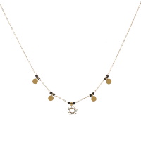 Collier composé d'une chaîne avec pampilles rondes et un pendentif soleil en acier doré et des perles de couleur noire. Fermoir mousqueton avec 5 cm de rallonge.