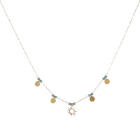 Collier composé d'une chaîne avec pampilles rondes et un pendentif soleil en acier doré et des perles de couleur turquoise. Fermoir mousqueton avec 5 cm de rallonge.