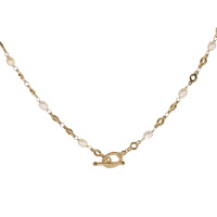 Collier composé d'une chaîne avec petits cercles en acier doré, des perles d'imitation et d'un fermoir cabillaud.