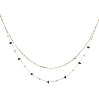 Collier double rangs composé d'une chaîne de 39 cm de long en acier doré, ainsi qu'une chaîne de 40 cm de long en acier doré avec perles de couleur. Fermoir mousqueton avec 5 cm de rallonge.