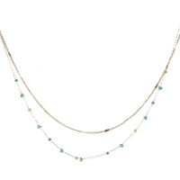 Collier double rangs composé d'une chaîne de 39 cm de long en acier doré, ainsi qu'une chaîne de 40 cm de long en acier doré avec perles de couleur verte. Fermoir mousqueton avec 5 cm de rallonge.