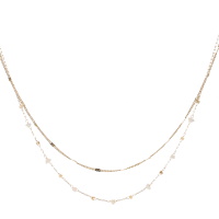Collier double rangs composé d'une chaîne de 39 cm de long en acier doré, ainsi qu'une chaîne de 40 cm de long en acier doré avec perles de couleur blanche. Fermoir mousqueton avec 5 cm de rallonge.