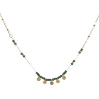 Collier composé d'une chaîne avec pampilles rondes en acier doré et de perles de couleur verte. Fermoir mousqueton avec 5 cm de rallonge.