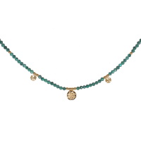 Collier composé de perles et de trois pastilles rondes en acier doré et de perle en véritables pierre de malachite. Fermoir mousqueton avec 5 cm de rallonge.