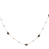 Collier composé d'une chaîne avec perles en acier doré et de perles de couleur grise et noire. Fermoir mousqueton avec 5 cm de rallonge.