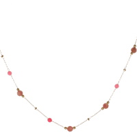 Collier composé d'une chaîne avec perles en acier doré et de perles de couleur rose. Fermoir mousqueton avec 5 cm de rallonge.