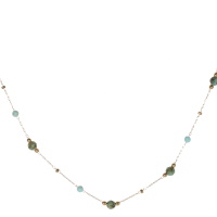 Collier composé d'une chaîne avec perles en acier doré et de perles de couleur verte. Fermoir mousqueton avec 5 cm de rallonge.