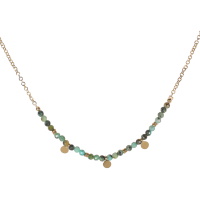 Collier composé d'une chaîne avec pampilles rondes en acier doré et de perles en pierre de couleur verte. Fermoir mousqueton avec 5 cm de rallonge.