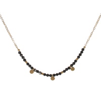 Collier composé d'une chaîne avec pampilles rondes en acier doré et de perles en pierre de couleur noire. Fermoir mousqueton avec 5 cm de rallonge.