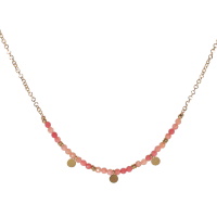 Collier composé d'une chaîne avec pampilles rondes en acier doré et de perles en pierre de couleur rouge. Fermoir mousqueton avec 5 cm de rallonge.