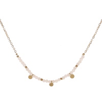 Collier composé d'une chaîne avec pampilles rondes en acier doré et de perles en pierre de couleur blanche. Fermoir mousqueton avec 5 cm de rallonge.
