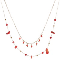Collier double rangs composé d'une chaîne de 39 cm de long en acier doré et de pampilles perles de couleur rouge, ainsi qu'une chaîne de 42 cm de long en acier doré avec perles et pierres de couleur rouge. Fermoir mousqueton avec 5 cm de rallonge.