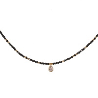 Collier composé de perles en acier doré, de perles de couleur noire et d'un pendentif en forme de goutte en acier doré sertie d'un cristal. Fermoir mousqueton avec 5 cm de rallonge.