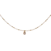 Collier composé de perles en acier doré, de perles de couleur blanche et d'un pendentif en forme de goutte en acier doré sertie d'un cristal. Fermoir mousqueton avec 5 cm de rallonge.