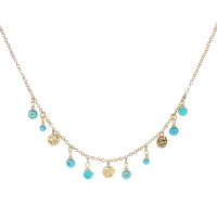 Collier composé d'une chaîne avec pampilles pastilles rondes martelées en acier doré et de pampilles perles de couleur bleue turquoise. Fermoir mousqueton avec 5 cm de rallonge.