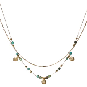 Collier double rangs composé d'une chaîne de 39 cm de long en acier doré, ainsi qu'une chaîne de 40 cm de long avec perles et trois pendentifs ronds en acier doré et de perles de couleur verte. Fermoir mousqueton avec 5 cm de rallonge.