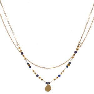 Collier double rangs composé d'une chaîne de 39 cm de long en acier doré, ainsi qu'une chaîne de 40 cm de long avec perles et un pendentif en acier doré et de perles de couleur bleues. Fermoir mousqueton avec 5 cm de rallonge.