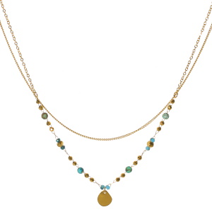 Collier double rangs composé d'une chaîne de 39 cm de long en acier doré, ainsi qu'une chaîne de 40 cm de long avec perles et un pendentif en acier doré et de perles de couleur bleues turquoises. Fermoir mousqueton avec 5 cm de rallonge.