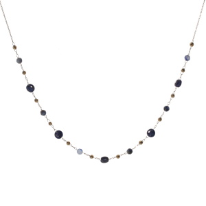 Collier composé d'une chaîne en acier doré et de perles de couleur bleue. Fermoir mousqueton avec 5 cm de rallonge.