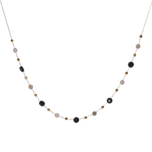 Collier composé d'une chaîne en acier doré et de perles de couleur noire. Fermoir mousqueton avec 5 cm de rallonge.