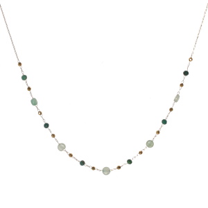 Collier composé d'une chaîne en acier doré et de perles de couleur verte. Fermoir mousqueton avec 5 cm de rallonge.