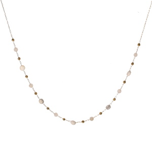 Collier composé d'une chaîne en acier doré et de perles de couleur blanche. Fermoir mousqueton avec 5 cm de rallonge.