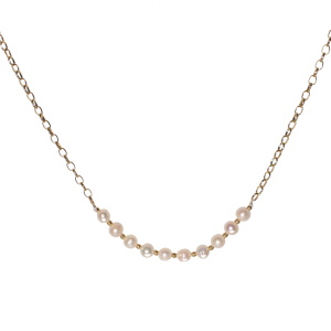 Collier composé d'une chaîne en acier doré et de perles d'imitation. Fermoir mousqueton avec 5 cm de rallonge.
