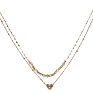 Collier double rangs composé d'une chaîne de 39 cm de long avec des perles en acier doré et des perles de nacre, ainsi qu'une chaîne de 40 cm de long en acier doré avec un pendentif en forme de cœur serti d'un cristal. Fermoir mousqueton avec 5 cm de rallonge.