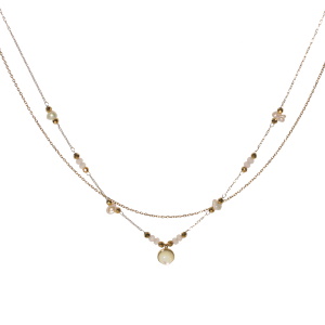 Collier double rangs composé d'une chaîne de 39 cm de long en acier doré, ainsi qu'une chaîne de 40 cm de long avec perles en acier doré, perles de nacre, perles de couleur blanche et d'un pendentif rond avec un cabochon de nacre. Fermoir mousqueton avec 5 cm de rallonge.