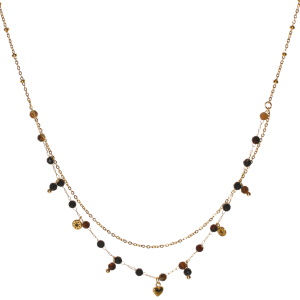 Collier double rangs composé d'une chaîne en acier doré et d'une chaîne avec pampilles rondes et un cœur en acier doré et de perles de couleur noire. Fermoir mousqueton avec 5 cm de rallonge.
