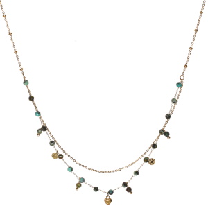 Collier double rangs composé d'une chaîne en acier doré et d'une chaîne avec pampilles rondes et un cœur en acier doré et de perles de couleur verte. Fermoir mousqueton avec 5 cm de rallonge.
