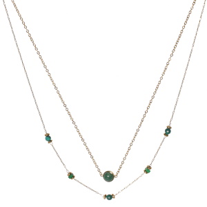 Collier double rangs composé d'une chaîne de 39 cm de long en acier doré avec un cabochon de couleur vert et d'une chaîne de 40 cm de long en acier doré avec des perles de couleur verte. Fermoir mousqueton avec 5 cm de rallonge.
